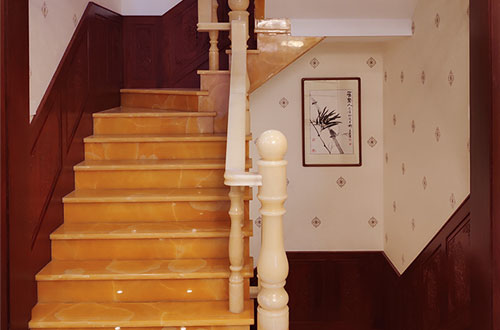 合水中式别墅室内汉白玉石楼梯的定制安装装饰效果